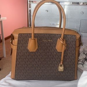 Micheal Kors Purse, Pebbled Leather, Monogram, Used twice, Stylish